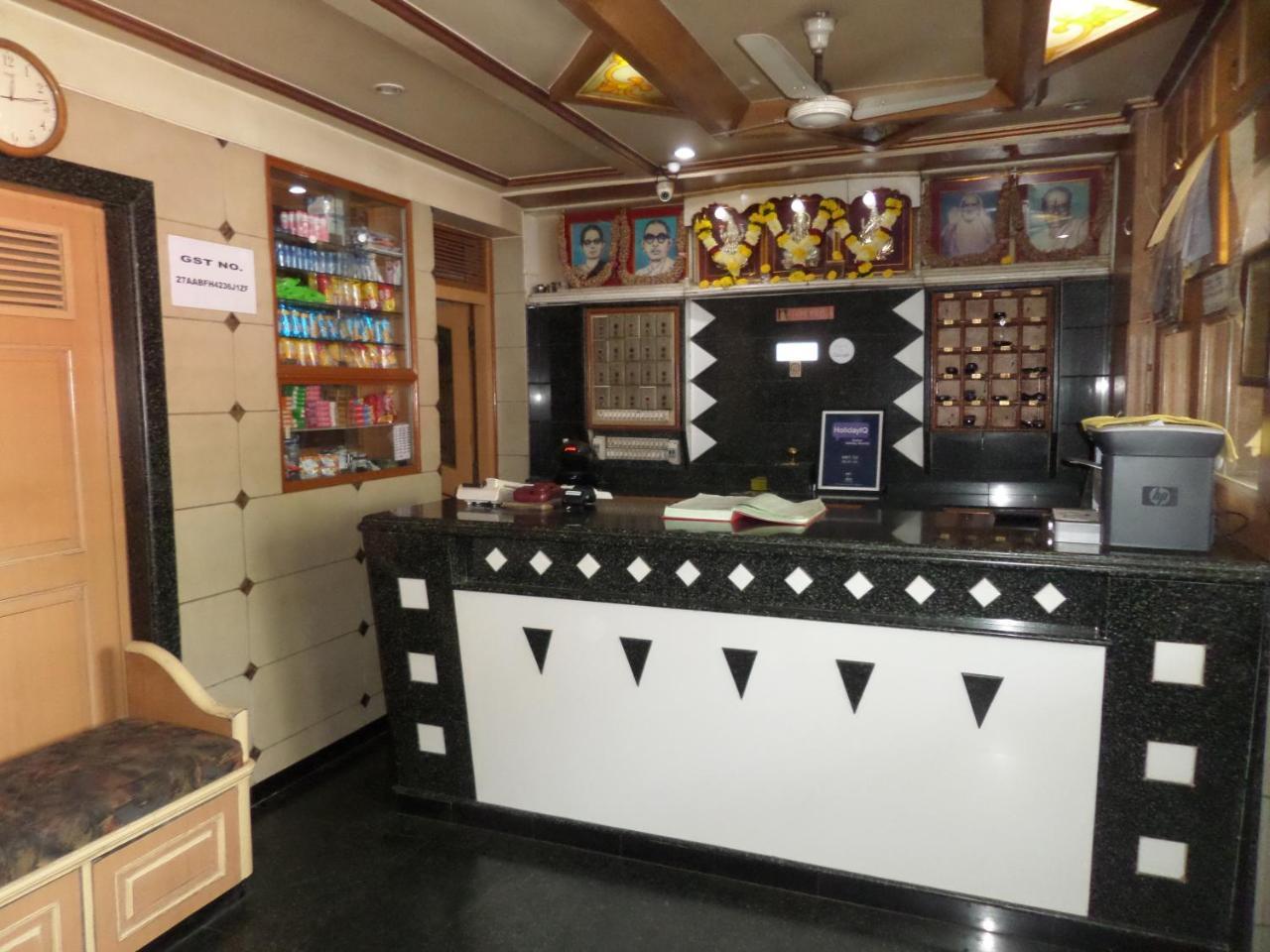 Hotel Padma Nashik Exteriör bild