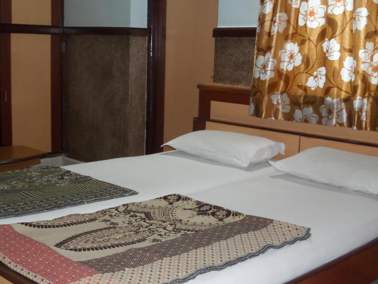Hotel Padma Nashik Exteriör bild
