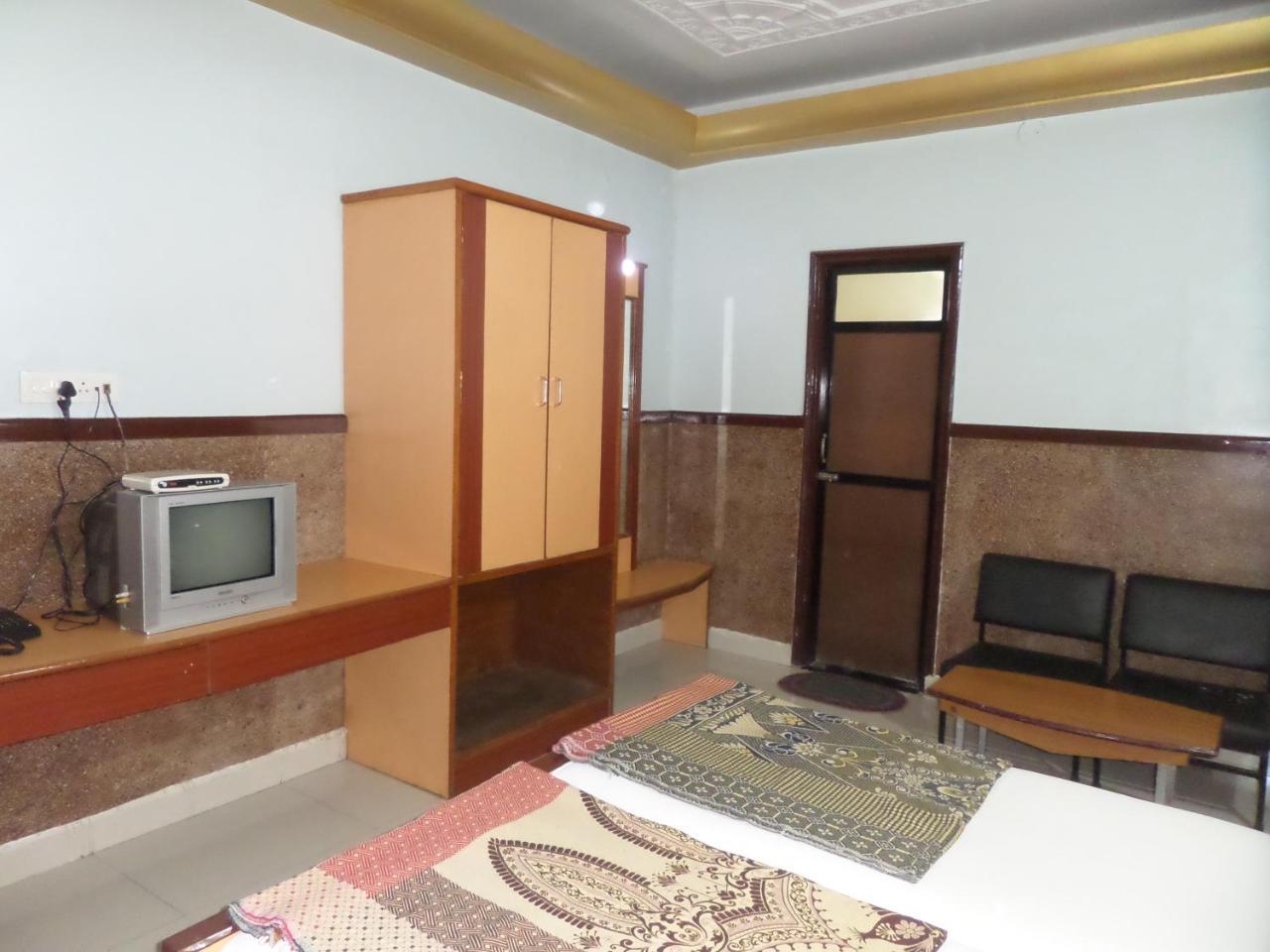 Hotel Padma Nashik Exteriör bild