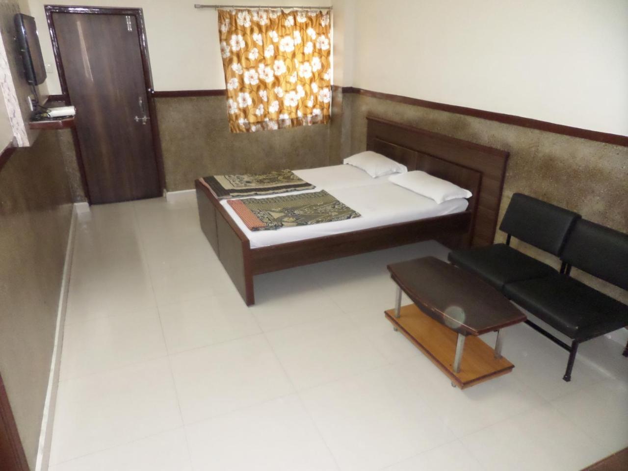 Hotel Padma Nashik Exteriör bild