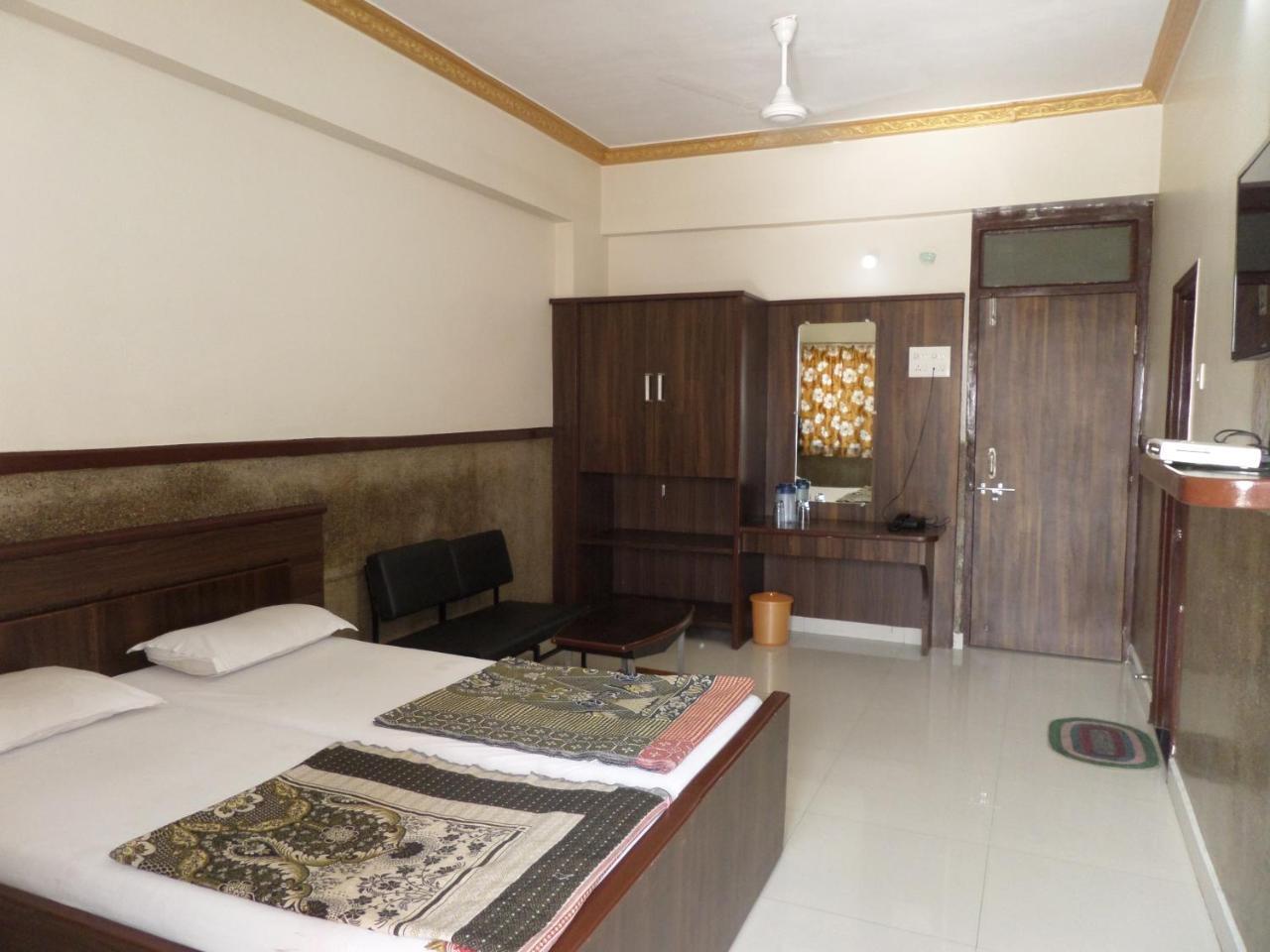 Hotel Padma Nashik Exteriör bild